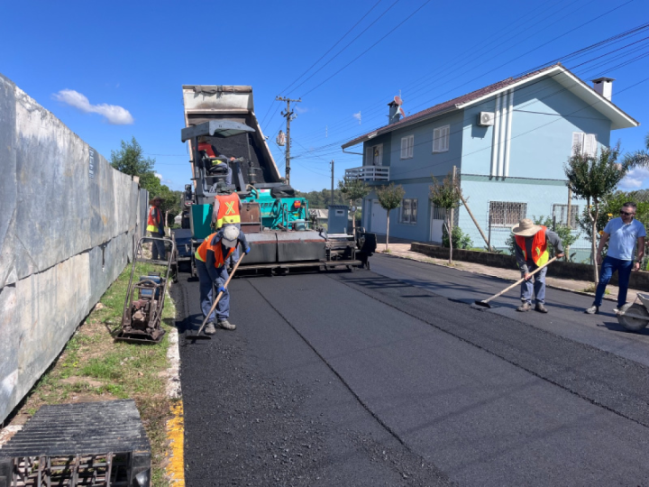 Prefeitura de Garibaldi finaliza camada asf�ltica na rua Ernesto Alves