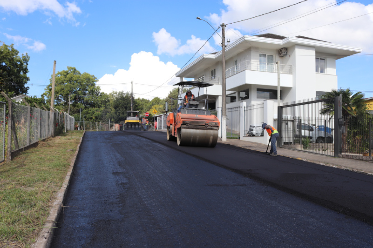 Rua Pedro Ferret recebe pavimenta��o asf�ltica em Garibaldi