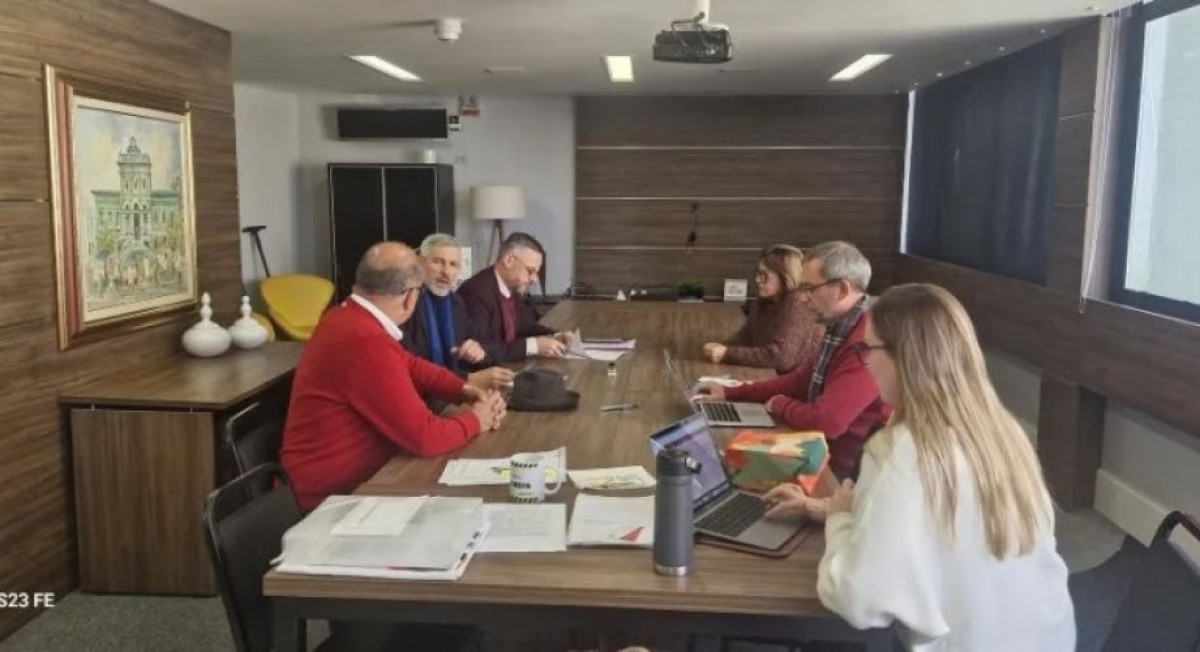 Reunies e tentativas de negociao entre o Sindicato dos Empregados no Comrcio de Bento Gonalves (SEC-BG) e o Sindicato do Comrcio Varejista (Sindilojas) Regional Bento 