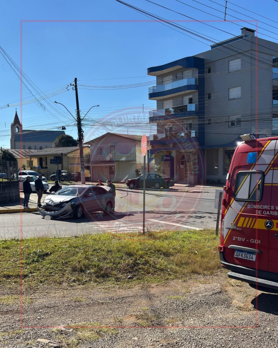 Tr�nsito - Acidente de tr�nsito na Rua Buarque de Macedo, em Garibaldi