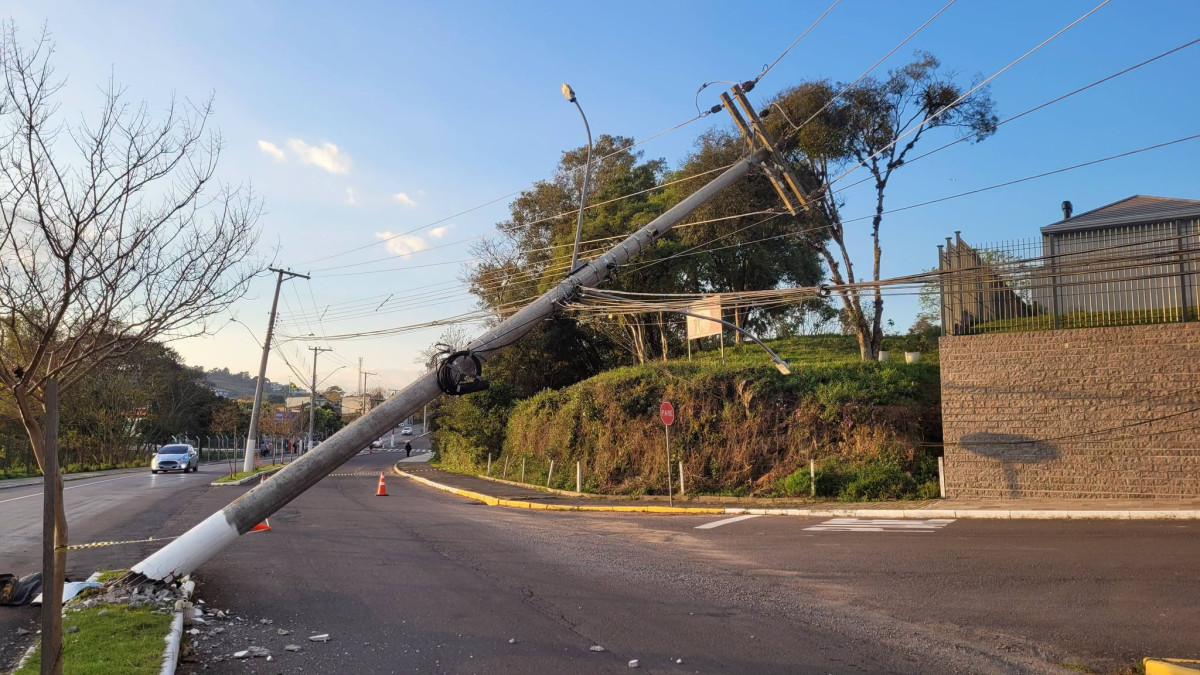 Tr�nsito - Ve�culo bate forte e derruba poste na Avenida Perimetral, em Garibaldi