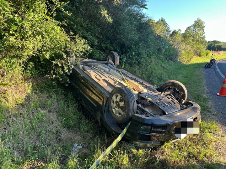 VE�CULO CAPOTA NA BR-470, CARLOS BARBOSA, RS 