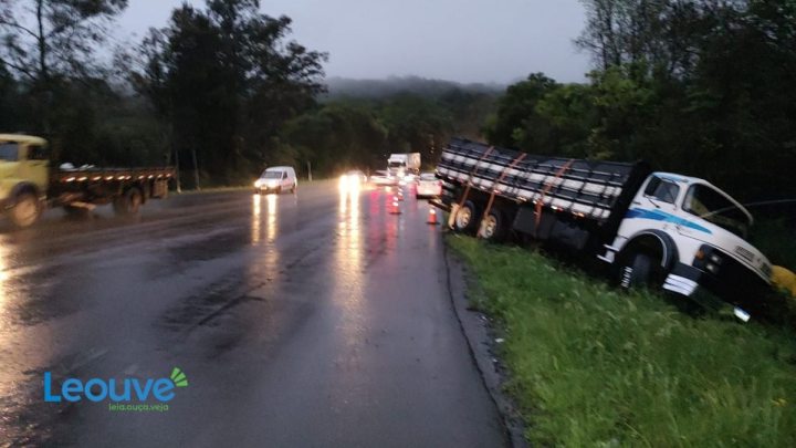 Trnsito - Motorista fica ferido aps caminho sair da pista na Rota do Sol, em Caxias do Sul