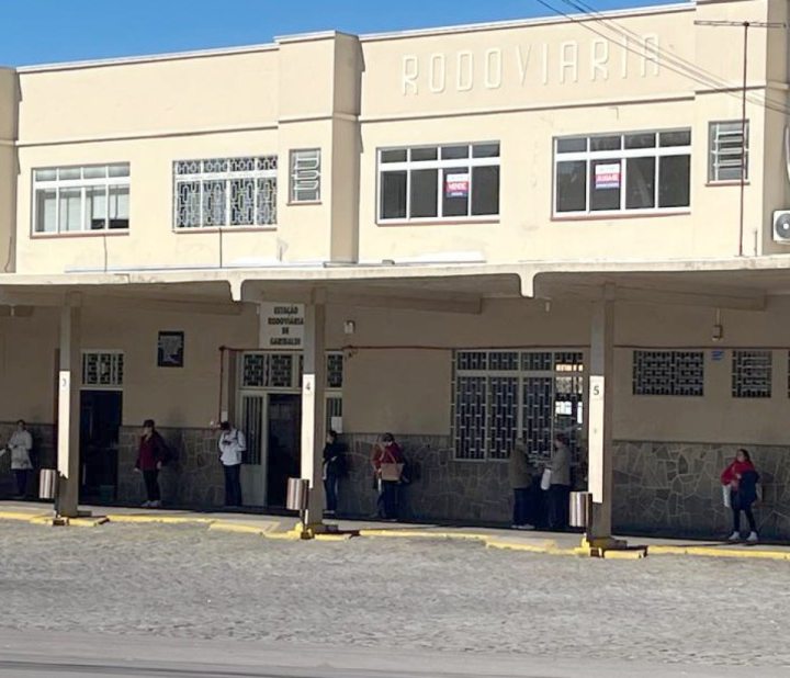 Vivendo no terminal, carioca rejeita ajuda, no revela identidade e vira enigma na cidade